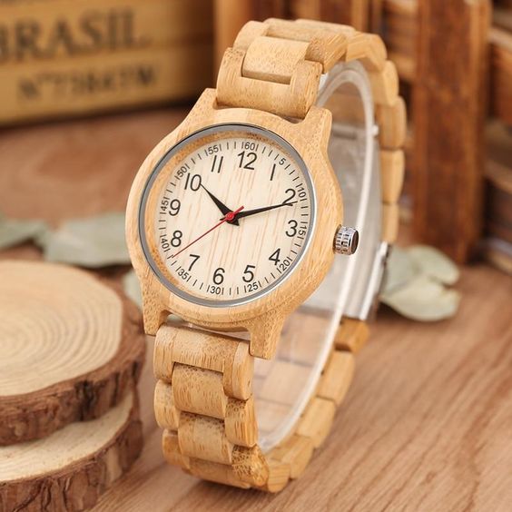 světlé dřevěné hodinky