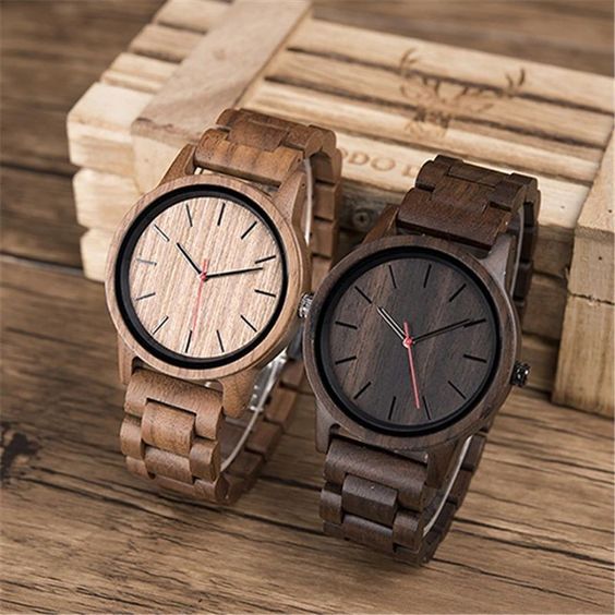 dvoje dřevěné hodiny