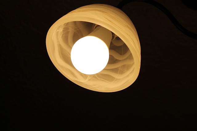 LED diodová žárovka v lustru