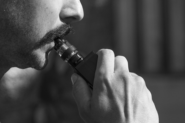 Přítel kouří elektronické cigarety. 